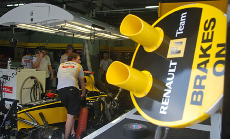 French daily: Renault to sell 25% of F1 team to Proton?